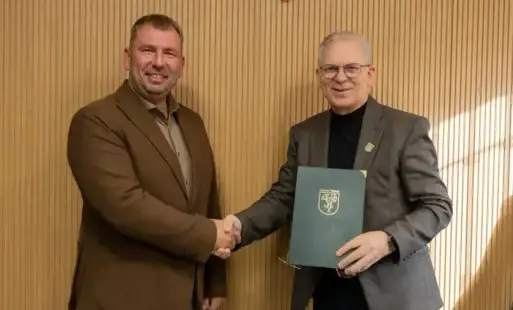 Zdjęcie do Inwestycje w ekologię i oszczędność! Umowy na termomodernizację budynk&oacute;w w Gminie Tczew podpisane